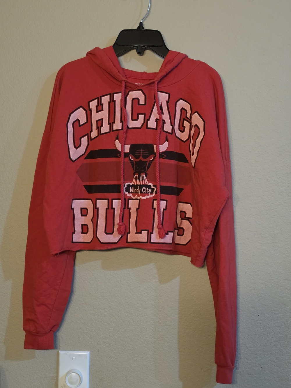 Chicago Bulls Red Cropped Hoodie Sweatshirt - Team Logo